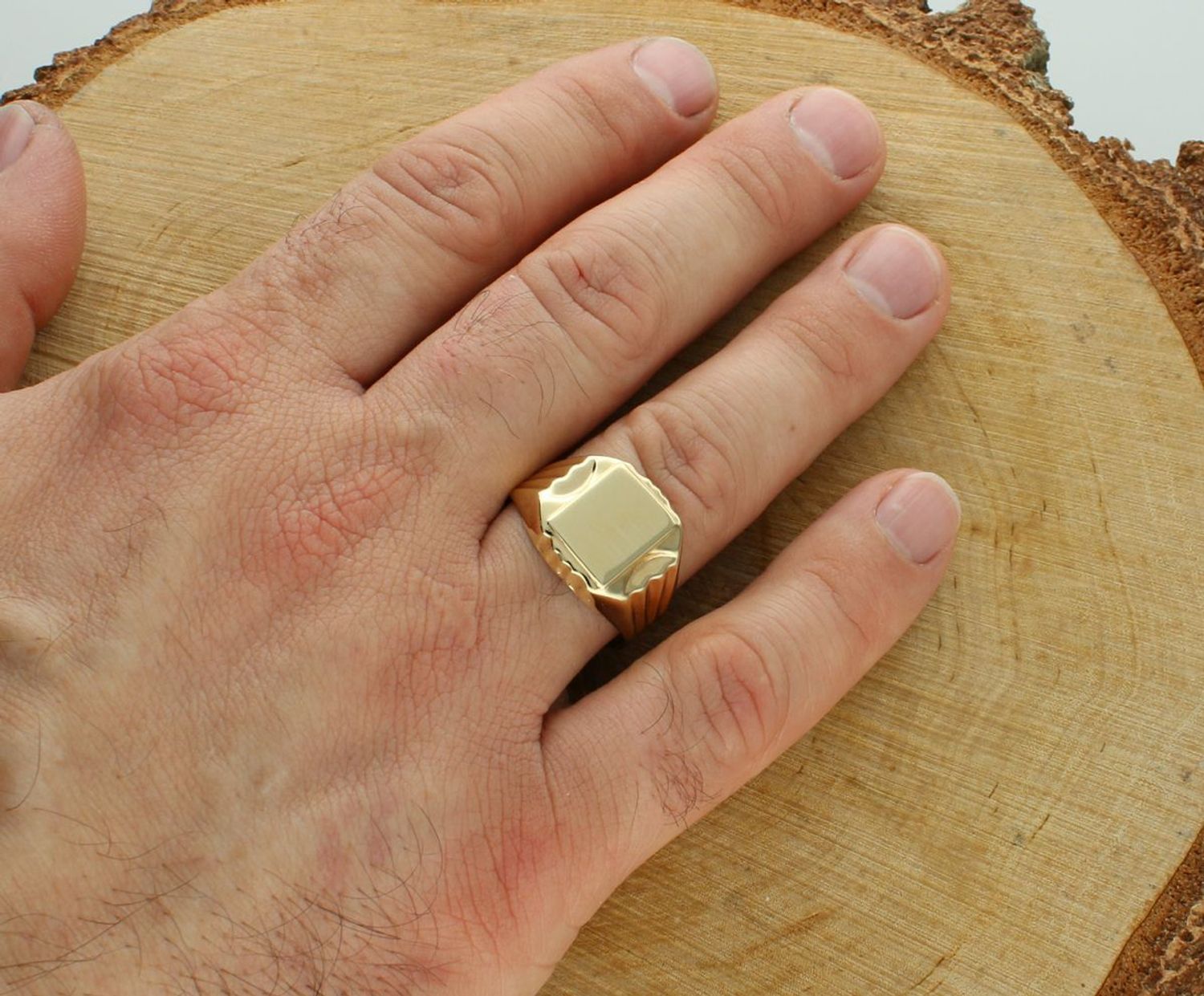 Sygnet złoty męski pr 585, SY 124G Złoty pierścionek sygnet z grawerowanymi bokami SY 124G. Męski sygnet wykonany próby złota 585. Męska biżuteria idealna na wszelkie okazje.1.jpg